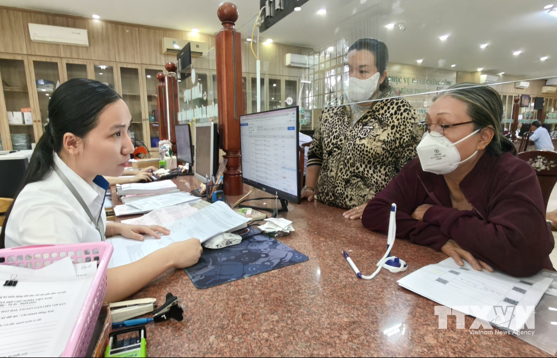 Trung tâm Phục vụ hành chính công phường Bình Phước tận tình hướng dẫn người dân đến thực hiện thủ tục hành chính. (Ảnh: K GỬIH/TTXVN)
